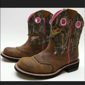 💗ARIAT Fat baby distressed camo boots 🥾 EUC so 6